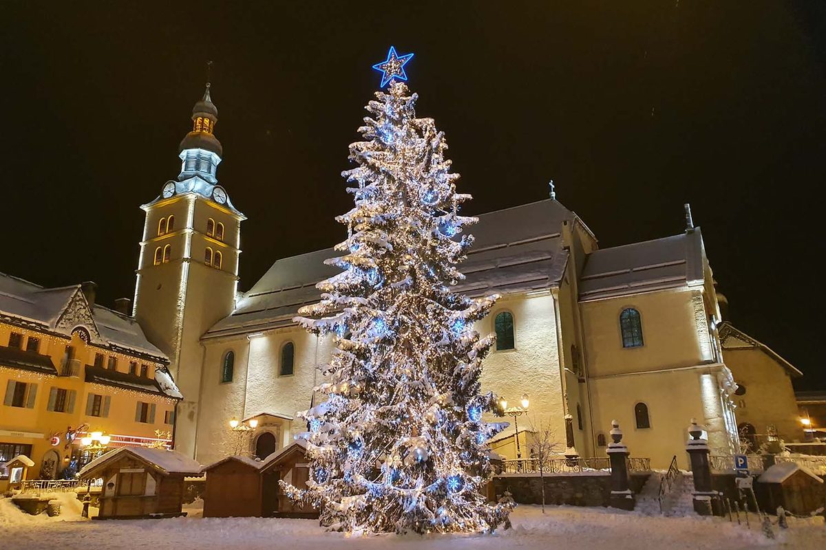 L'église et le grand sapin de Noël