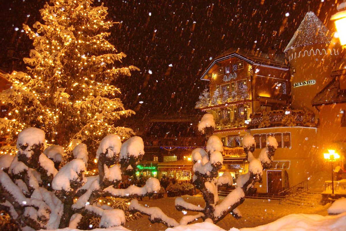 Le village sous la neige, un soir d'hiver