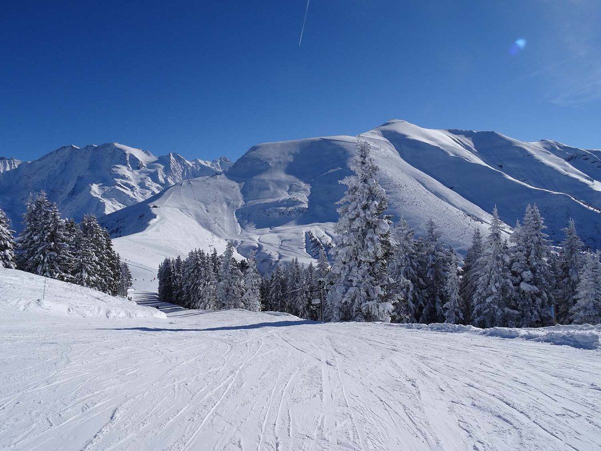 Piste au pied des sommets