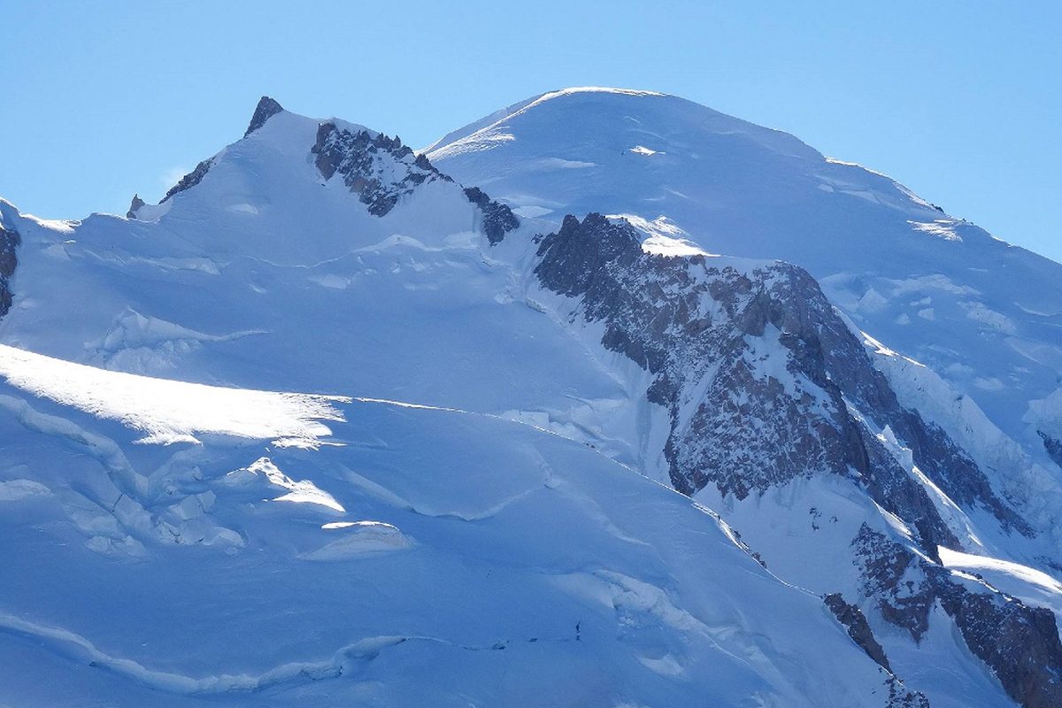 Glacier sous le ciel bleu