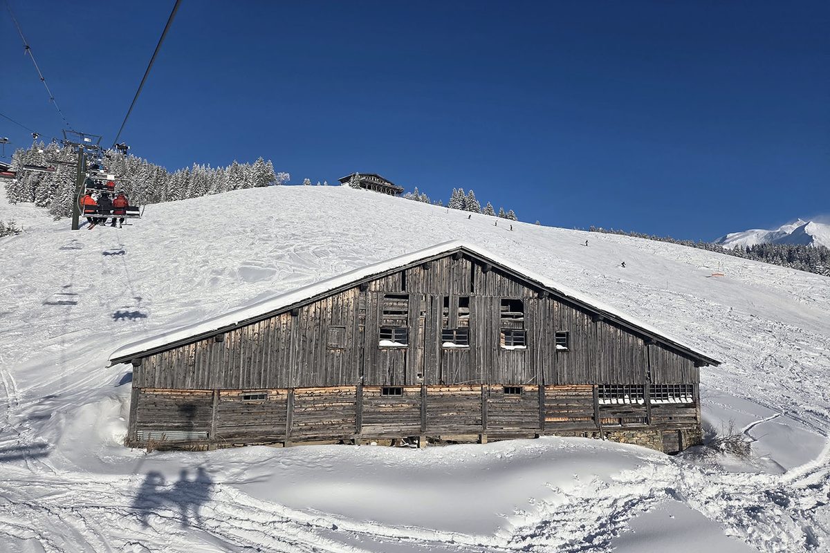 Grange d'alpage sous la neige